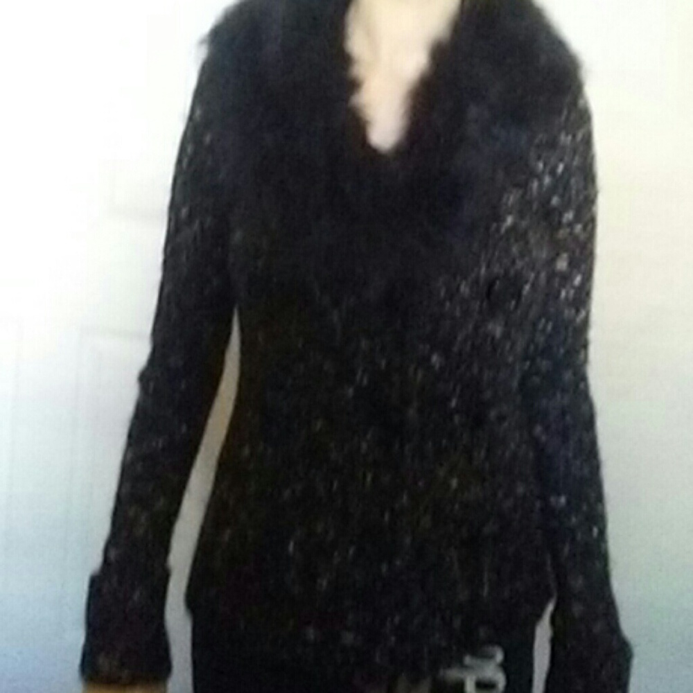Fun sweater with detachable faux fur collar
